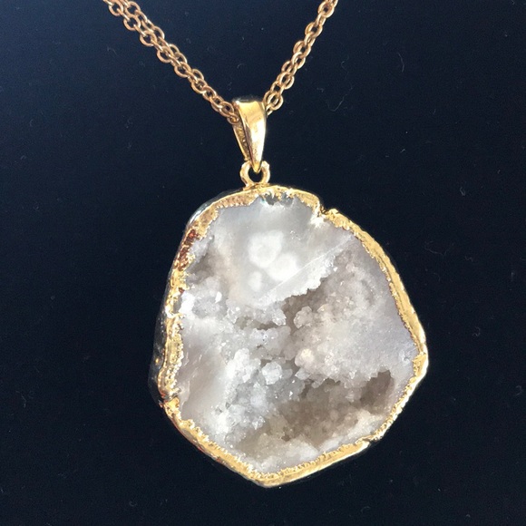 Jewelry - Beautiful Iridescent stone pendant